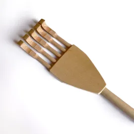 Дерев'яний ручний масажер Чесалка