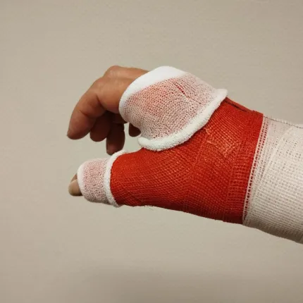 Бинт полімерний напівжорсткий 3M Soft Cast Темно-Синій, 10см*3,6м, Розмір бинта: 10.1 см х 3.6 м, Кількість: 1 шт., Колір: Темно Синій, зображення 4